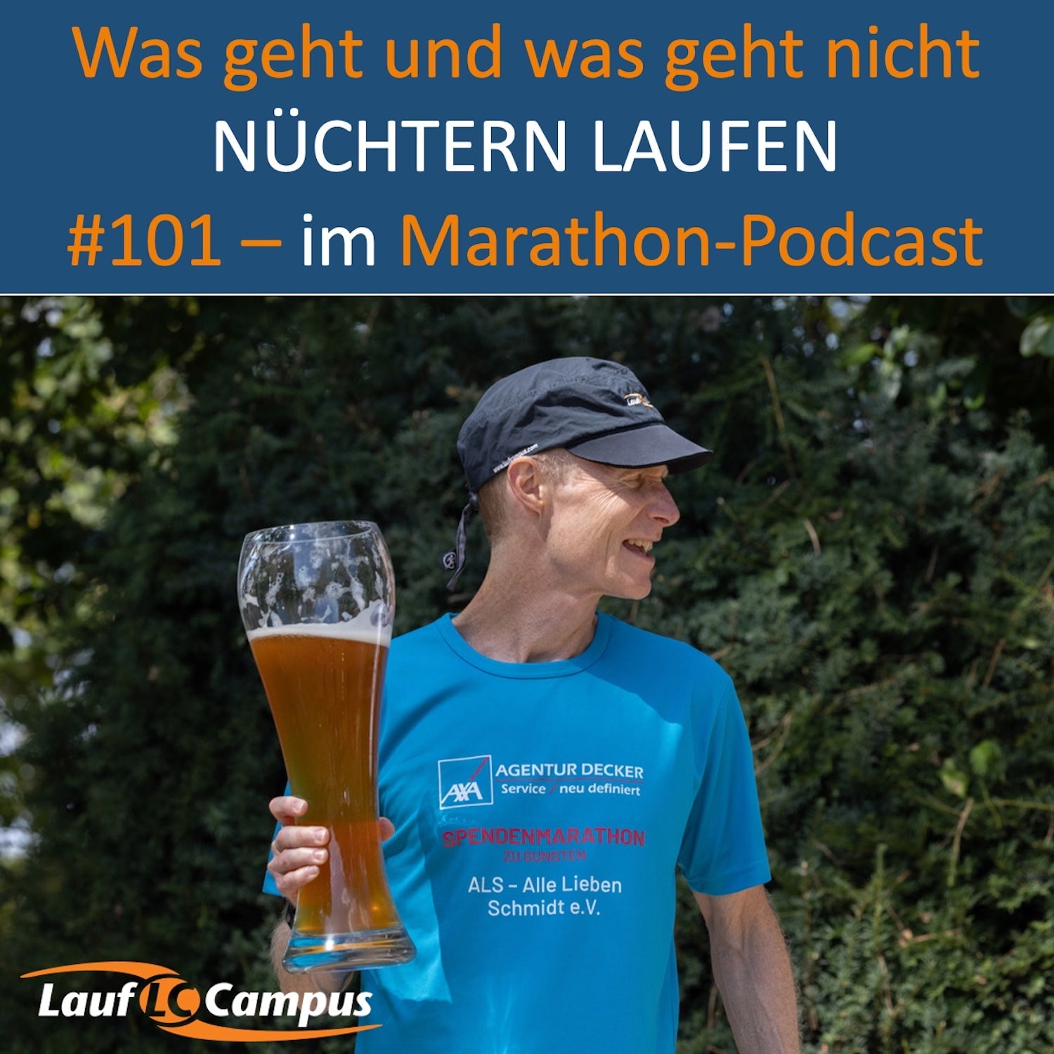 Podcast zum Thema Nüchtern laufen, Andreas hält ein großes Glas Erdinger Alkoholfrei in der Hand