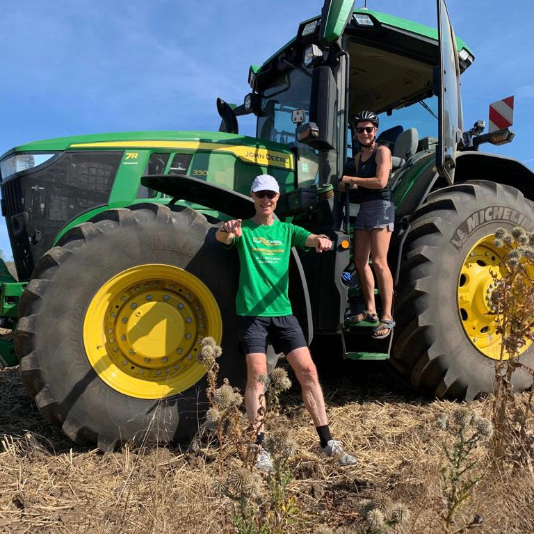 Zwischen Halle uns Eisleben posieren wir am John Deere von Emil
