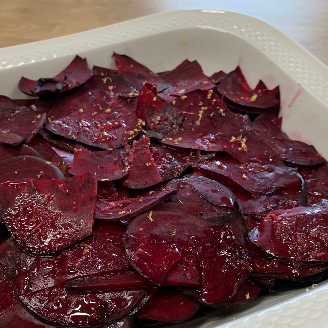 Hier zusehen ist das zubereitete Rote Bete Carpaccio - ein leckerer Rohkostsalat