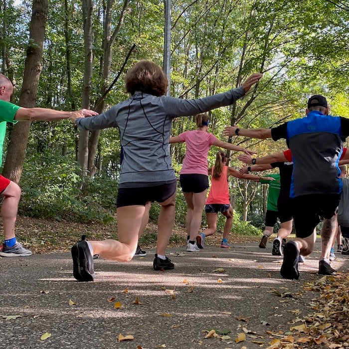 Jogger die in ihren Lauf Athletiktraining einbauen. Die einfachste Variante Intervalltraining in das Laufen einzubauen.