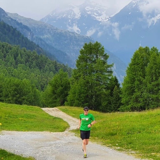 Jogger in den Bergen, Bergsprints sind das beste HIT-Training.