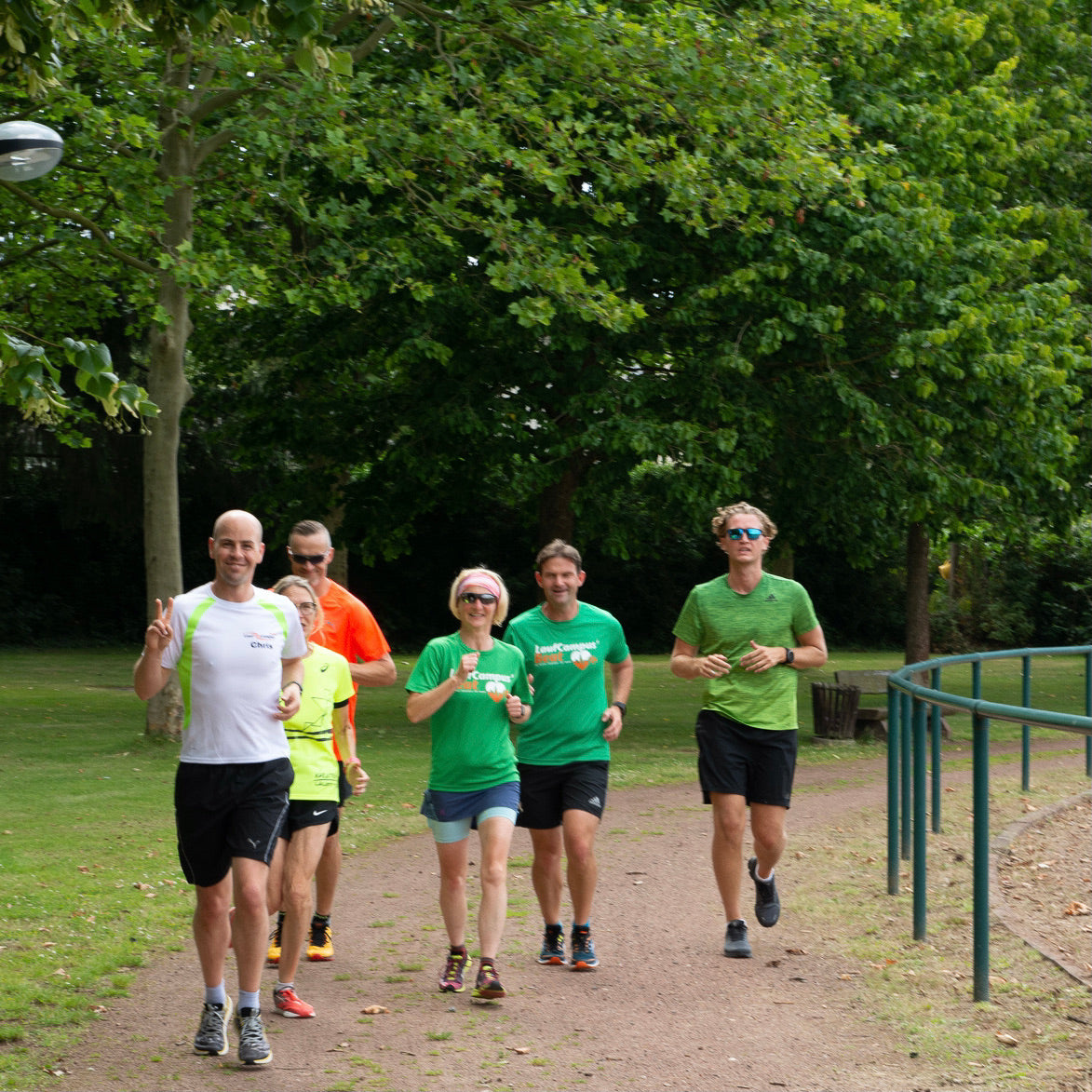 Hier sind Teilnehmer des Laufseminar in Deutschland zu sehen. Auch hier wird gelaufen, weshalb du u.a. Sportbekleidung brauchst.