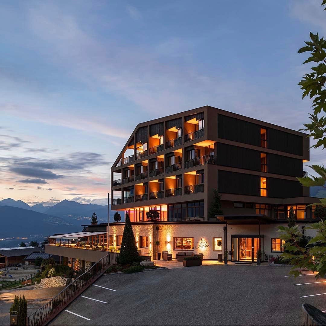 Hier ist das Hotel Fischer in Südtirol zusehen. In Zusammenarbeit mit Laufcampus findet hier das Alpinlaufcamp statt.