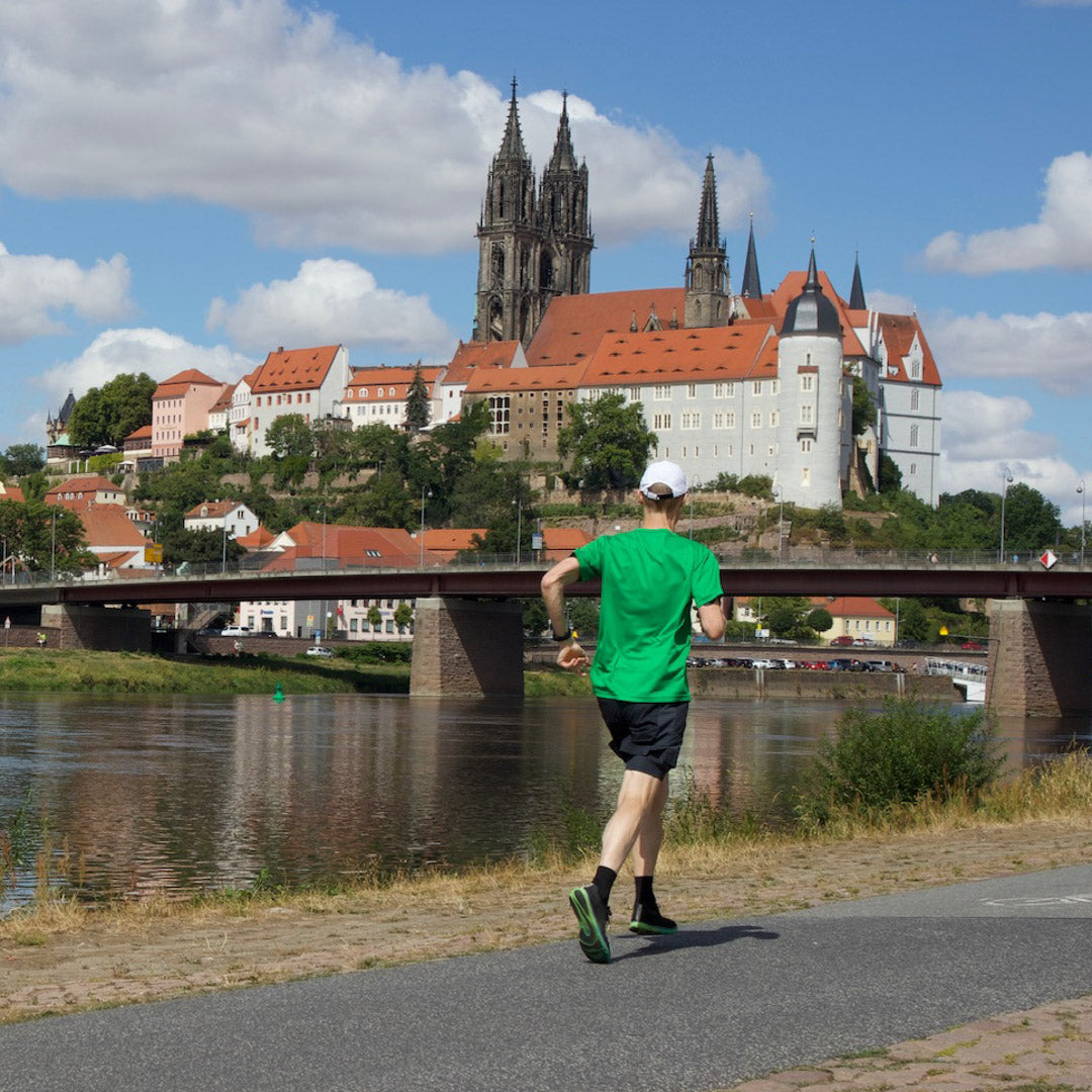 Andreas Butz läuft an der Elbe und am "Dom zu Meißen" entlang