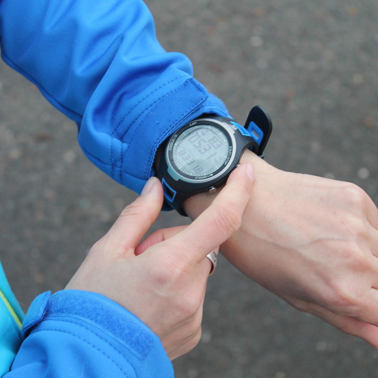 Hier ist ein Sportler zusehen, der seine Uhr stellt. Eine Uhr wird aber nicht immer benötigt.