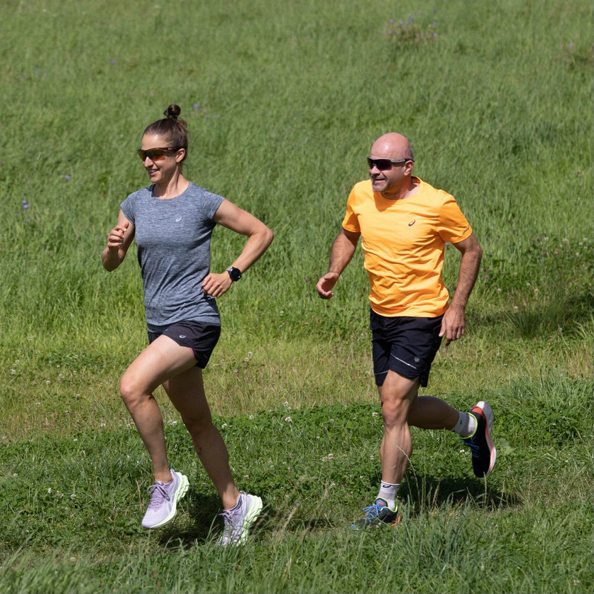 Diese zwei Jogger genießen das Laufen in der Natur, Lauftrends muss man dafür nicht verfolgen.