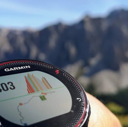 Eine Garminuhr in den Bergen ist das perfekte Zubehör, um deine Aktivitäten manuell hochzuladen.