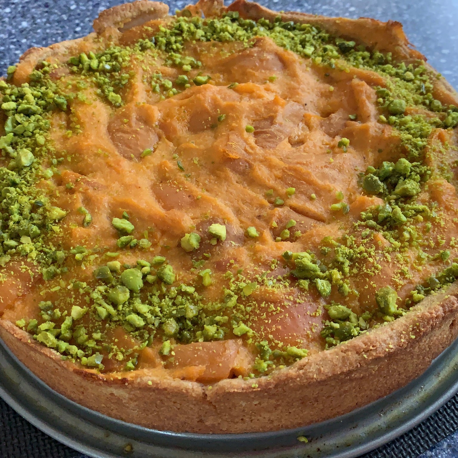 Aprikosen sind für mich ein absolutes MUSS im Sommer. In diesem Rezept kombiniere ich frische Aprikosen mit Pistazien.