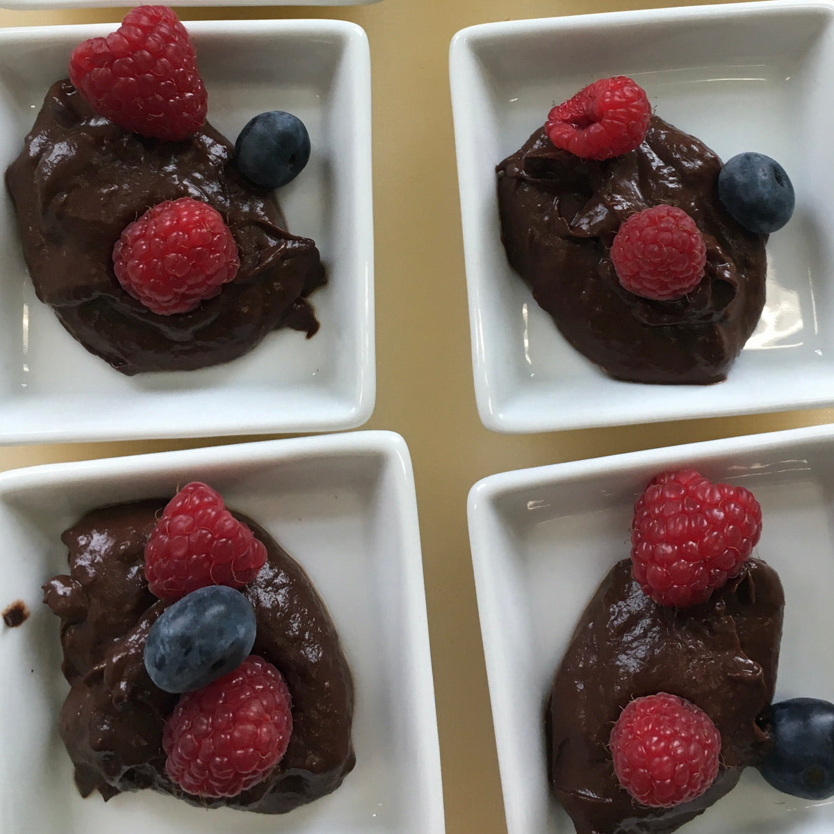 Avocado im Dessert? Niemals! Doch, es ist so köstlich, leicht und lecker, da kann man gar nicht aufhören zu essen.