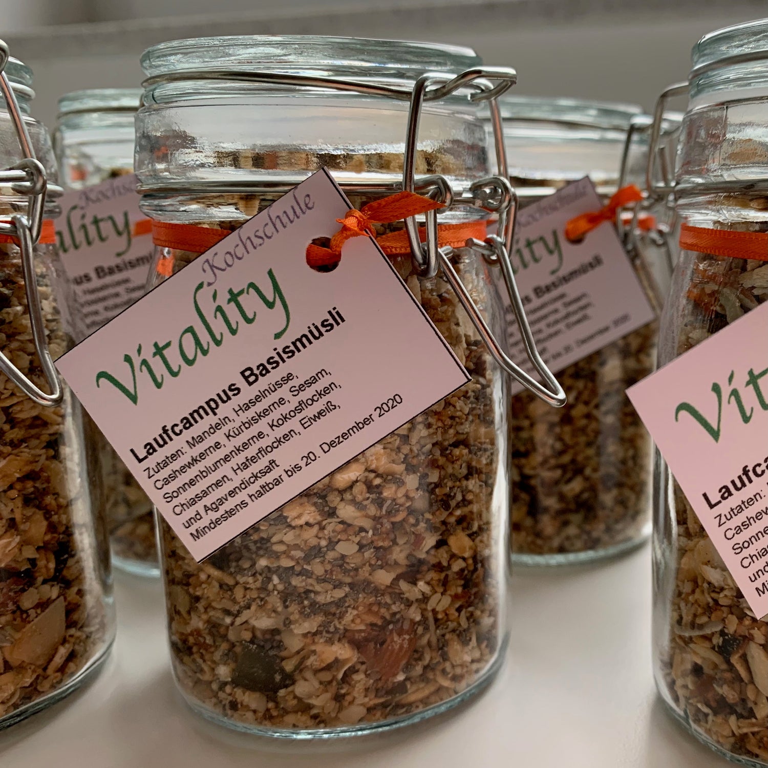 Basismüsli Rezept – gesundes Müsli mit Nüssen, Kernen und Haferflocken im Glas