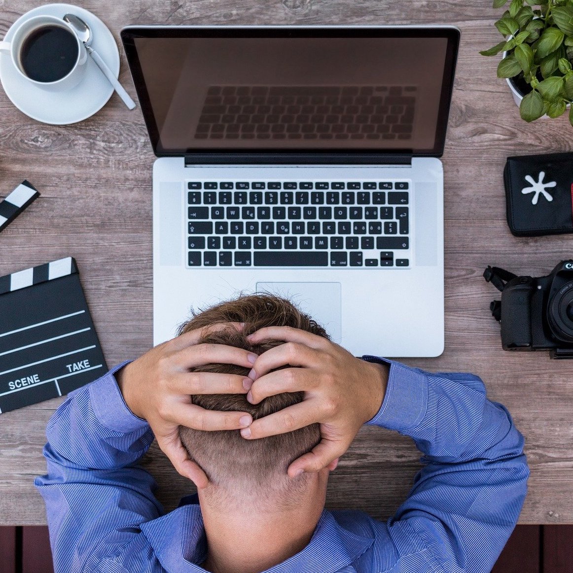 Dieser Mann ist erschöpft von der Arbeit. Laufen kann Burnouts vorbeugen.