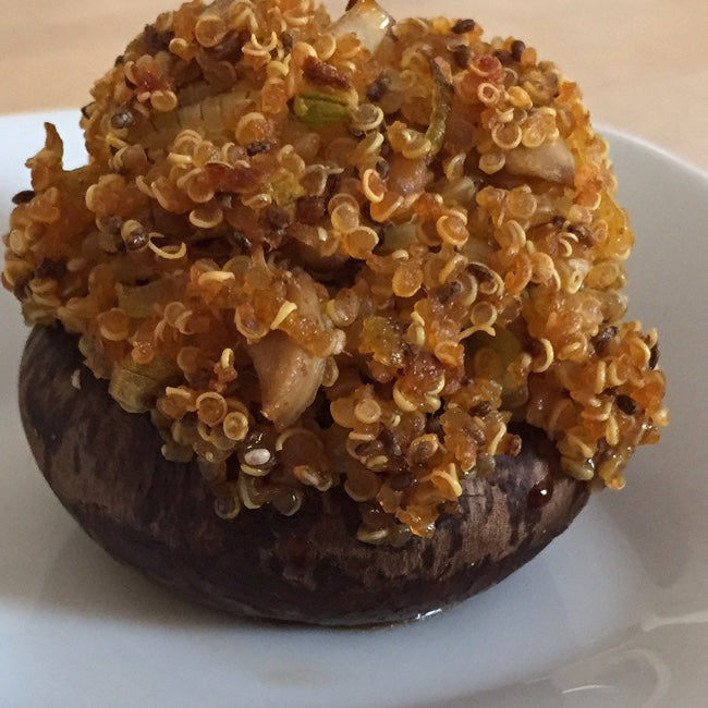 Gefüllte Champignons kennen viel, aber mit Quinoa gefüllt dürfte es für viele ein neues Geschmackserlebnis sein. Veganer sind hier bestens mit den B Vitaminen versorgt und zudem sind diese Pilze kalorienarm und eiweißreich.