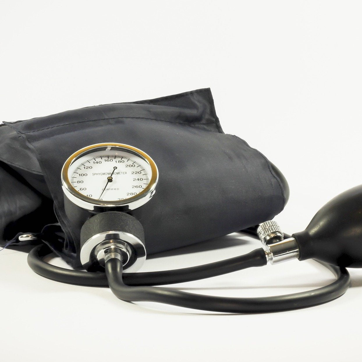 Hier ist ein Blutdruckmessgerät zusehen.