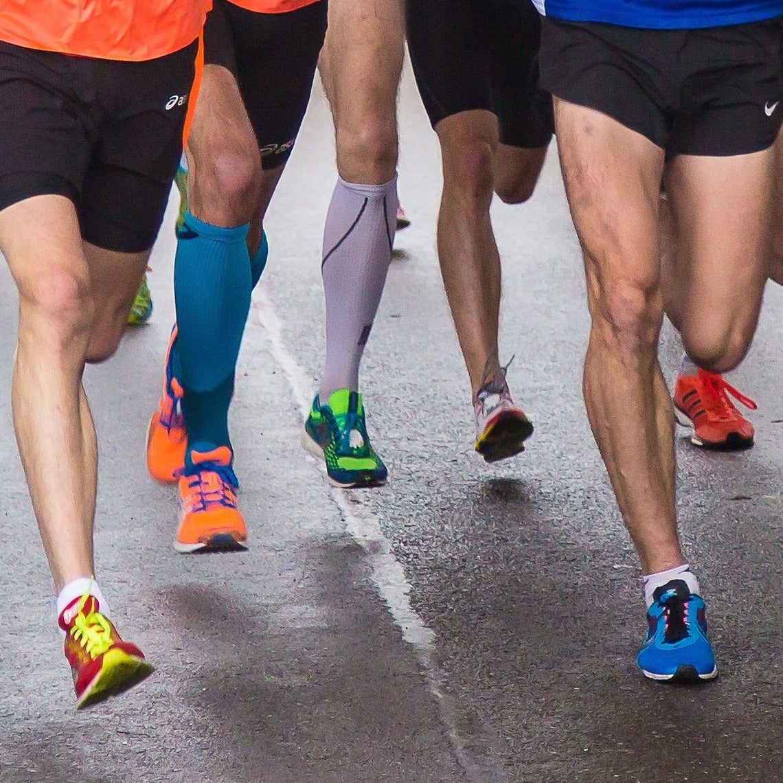 Zu sehen sind die Beine verschiedener Läufer und deren Laufstile und Lauftechniken.