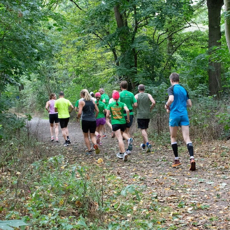Hier sind Teilnehmer eines Laufkurses zu sehen. Erfahre Sie mehr über die Gründe an einem Laufkurs teil zu nehmen.