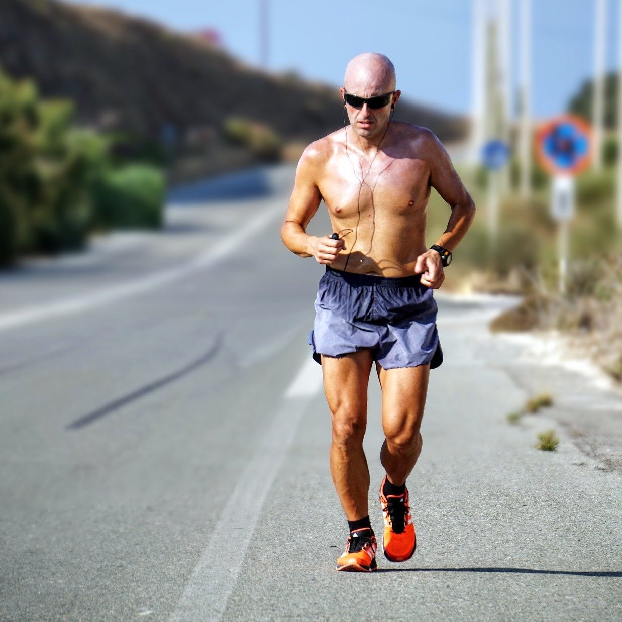 Hier ist ein Läufer zu sehen, der in intensives Intervalltraining beim Laufen macht.