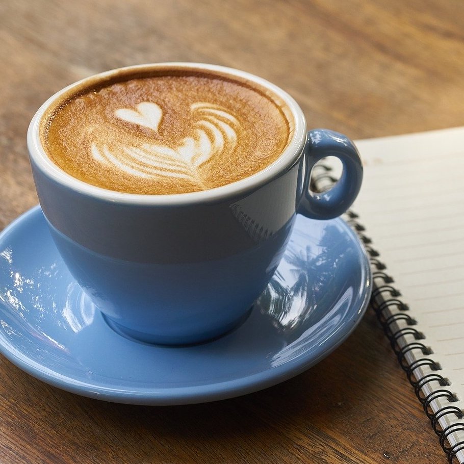 Kaffee ist ein Genussmittel. Im Gegensatz zu Lebensmitteln, die wir zum Leben und für eine gesunde Ernährung benötigen, können wir auf Kaffee gut verzichten.