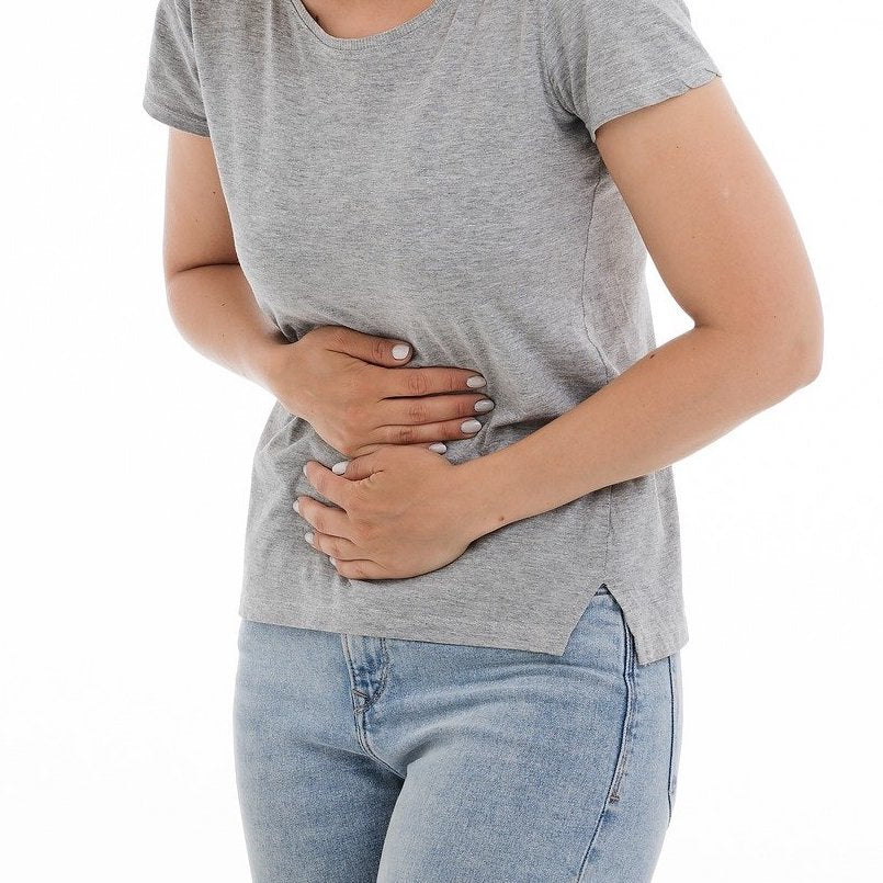 Diese Person hat Magenprobleme. Mit der richtigen Ernährung können Sie dieses vorbeugen.