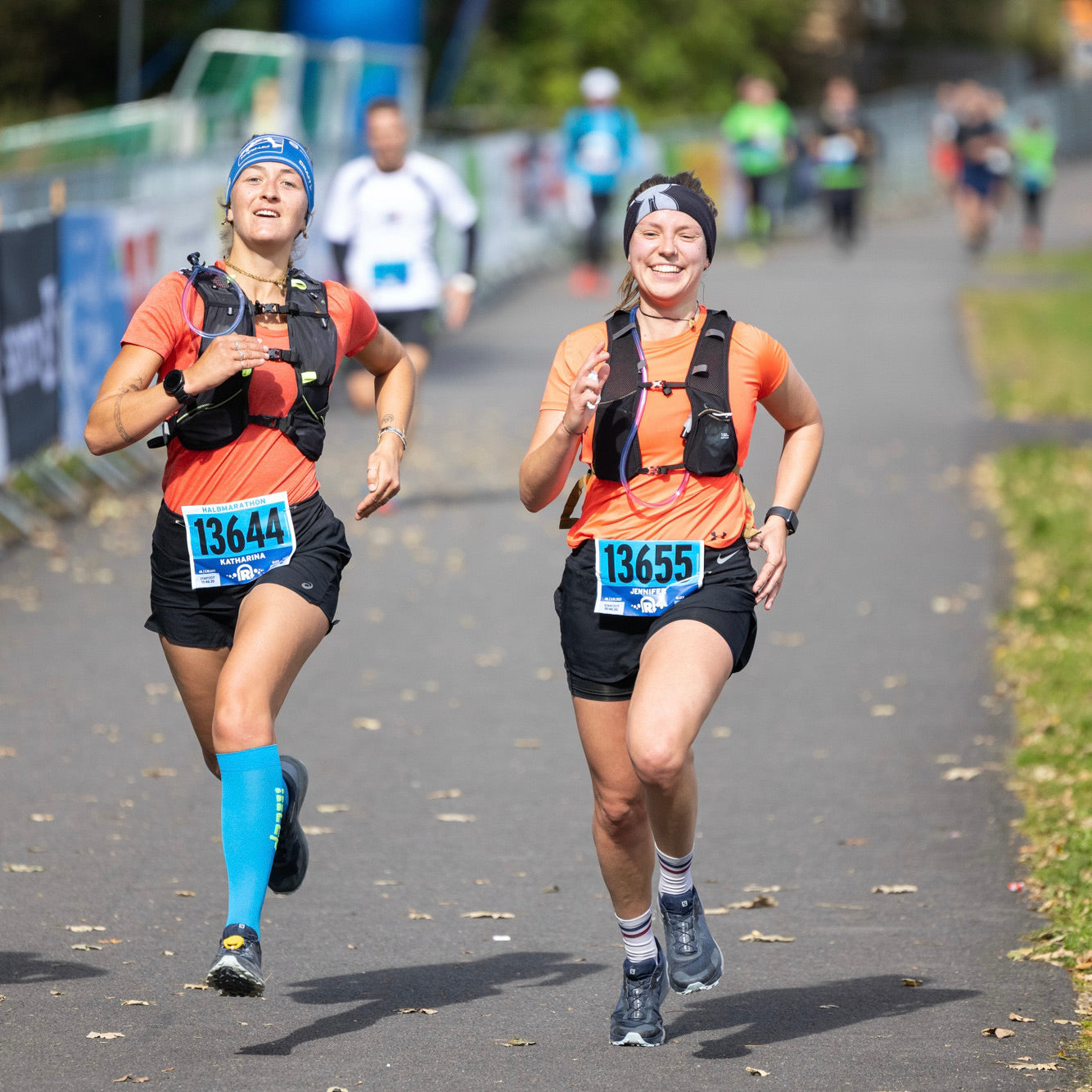 zwei Frauen laufen einen Marathon.