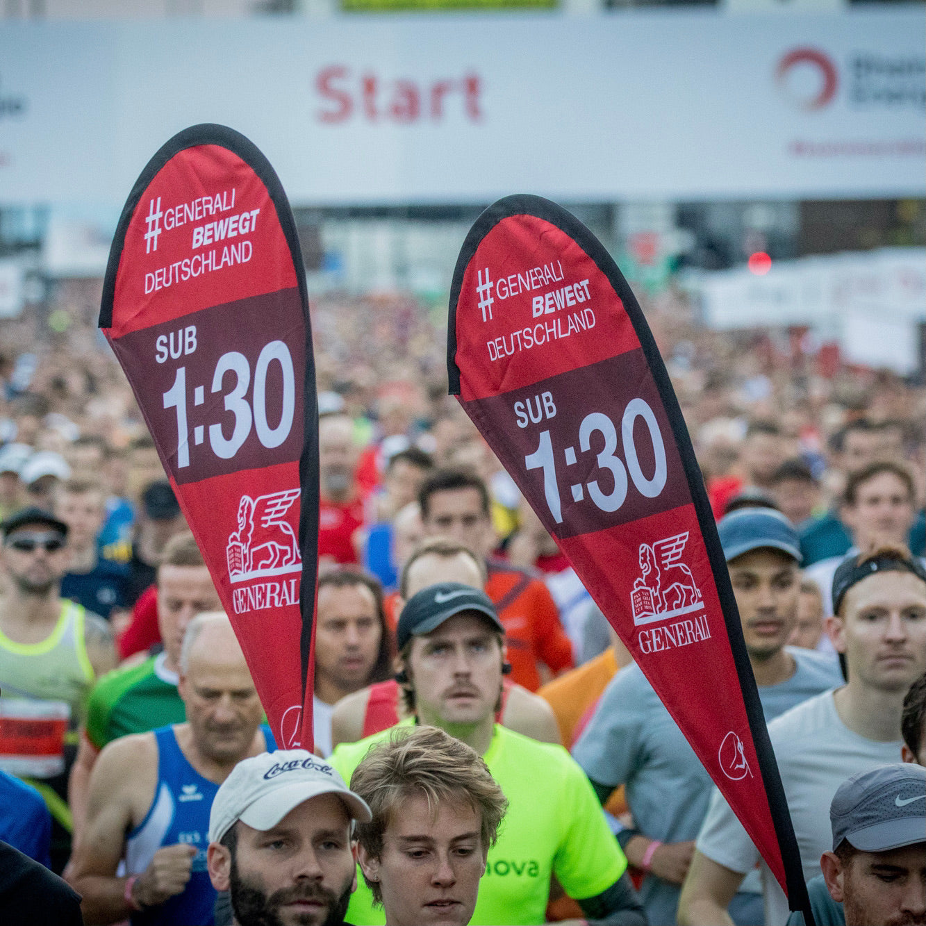 Hier ist ein Stadtmarathon zusehen, der sich grundlegend von einem Landschaftsmarathon unterscheidet.