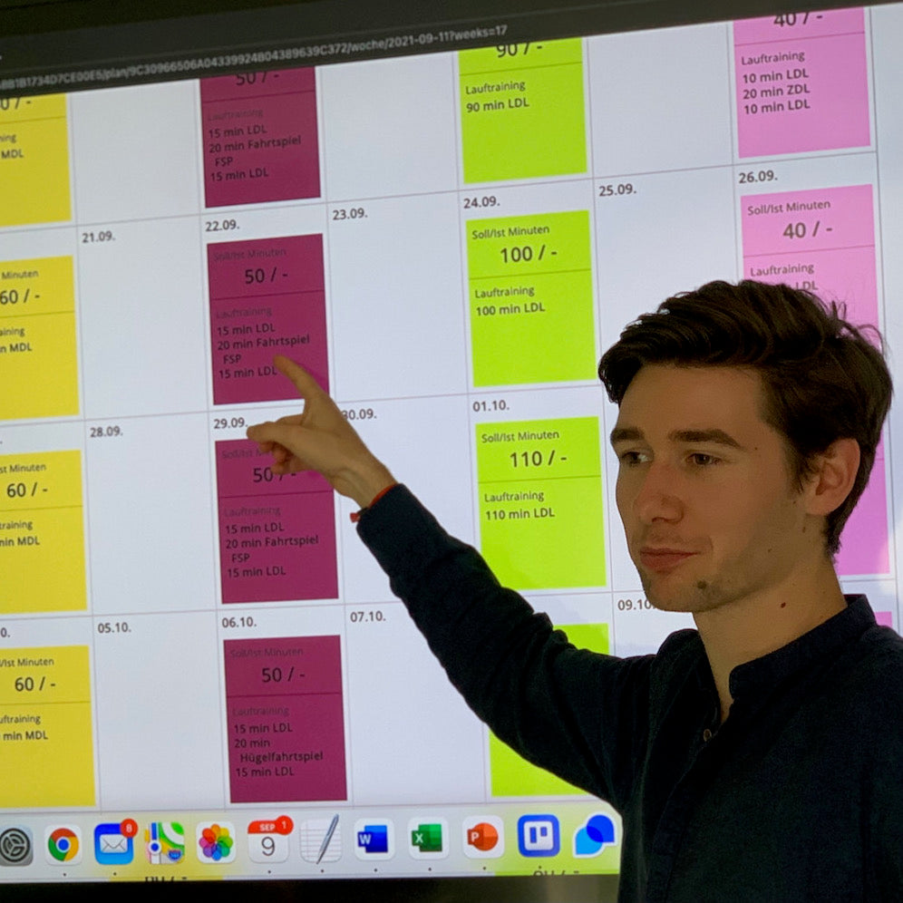 Yannick Reihs zeigt den Laufcampus Mitgliedern was die Laufcampus Methode von anderen Methoden abgrenzt.