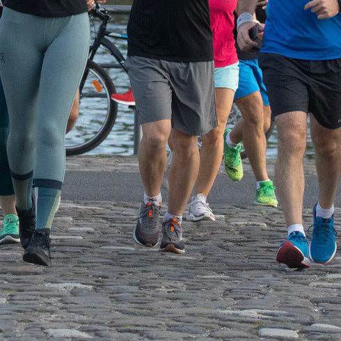 Hier sind Läufer am trainieren. Die meisten Marathons führen über Straßen. Also sollte man auch in der Vorbereitung auf einen Citymarathon das Laufen auf Asphalt trainieren.