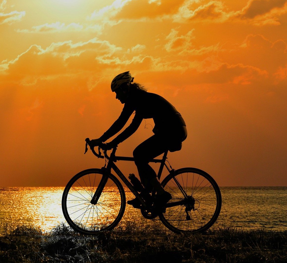 Hier ist ein Rennradfahrer zusehen. Erfahre mehr über die Wechselwirkung von laufen und Radfahren.