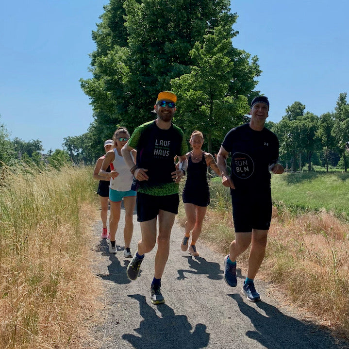 Der langsame Dauerlauf, der LDL, ist das Basistraining für Ausdauersportler schlecht hin. Nicht zu verwechseln mit dem langen Dauerlauf, beschreibt LDL eine Intensität, die sowohl kurz wie auch lang Sinn macht.