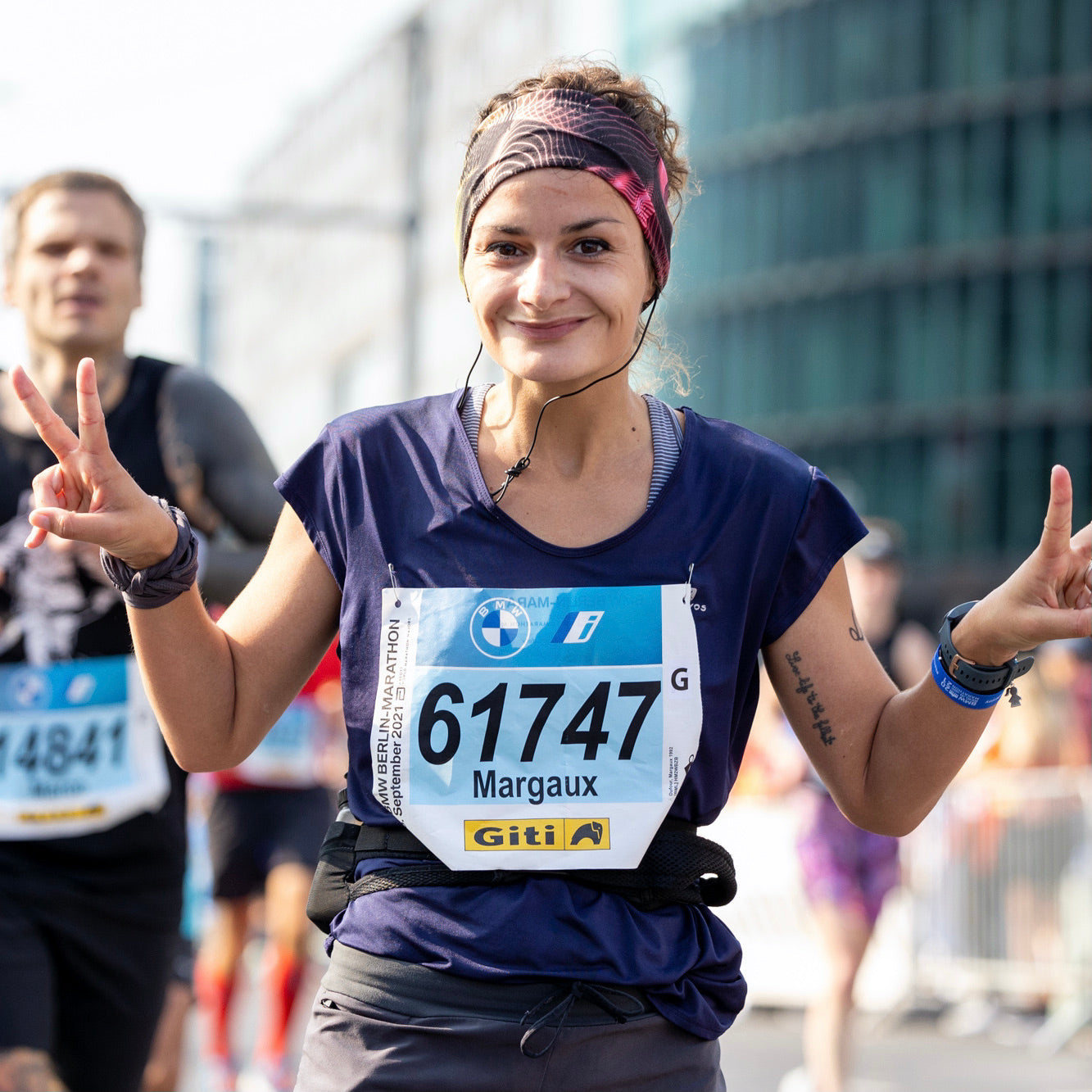 Läuferin nimmt an einem Marathon teil. Viele Geschäftsmänner nutzen den Marathon als persönliche Fortbildung.