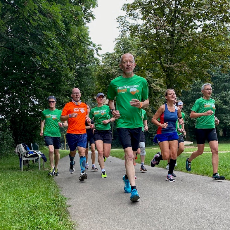 Im mittleren Dauerlauftempo (MDL) können sowohl kurze als auch Läufe bis drei Stunden gelaufen werden. Hier sind Jogger zu sehen, die einen mittleren Dauerlauf machen.Mit dem MDL kann man einfach nichts falsch machen.