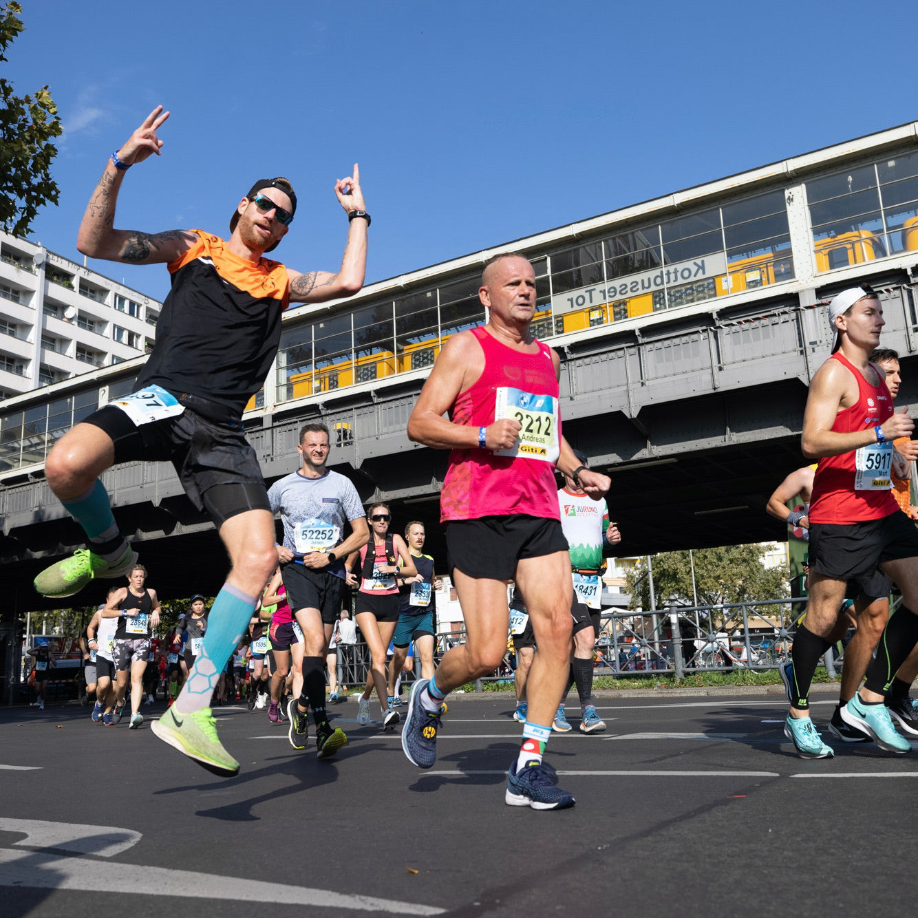 Hier sind Marathonläufer zusehen, die nicht nur die Motivation besitzen sondern auch Spaß bei der Sache haben.