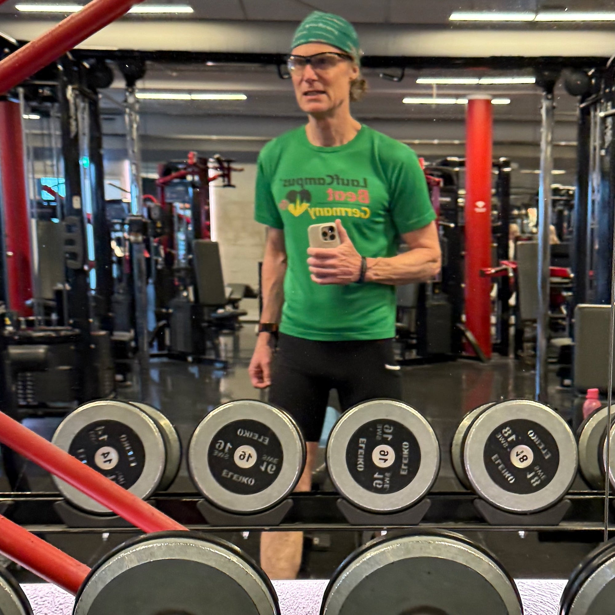 Andreas im Gym beim Kurzhantel Training für Muskeln und Longevity