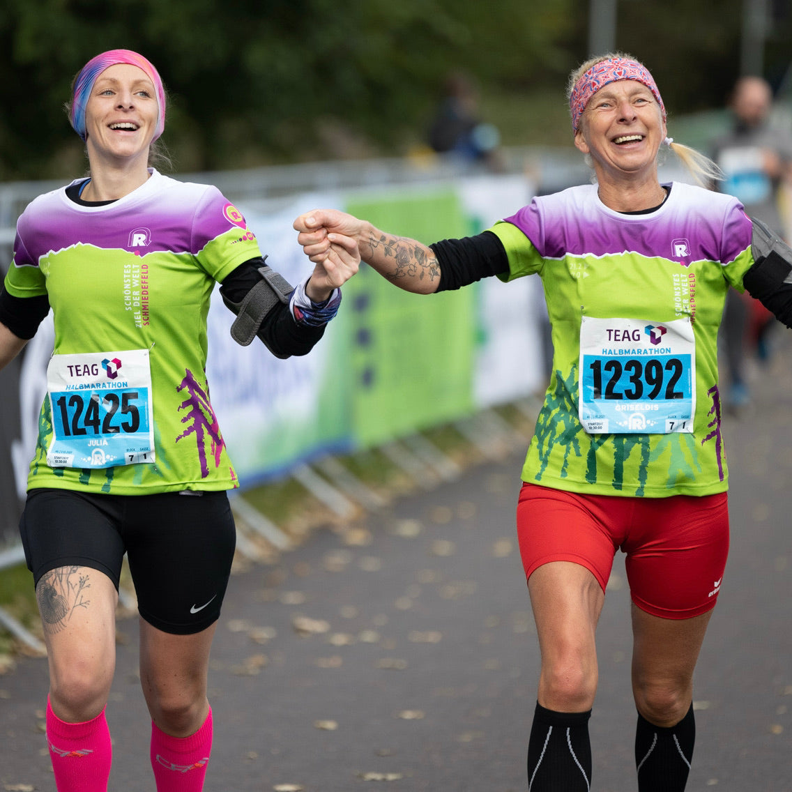 Zwei Läuferinnen, die mit einem individueller Trainingsplan perfekt für den Marathon vorbereitet sind.