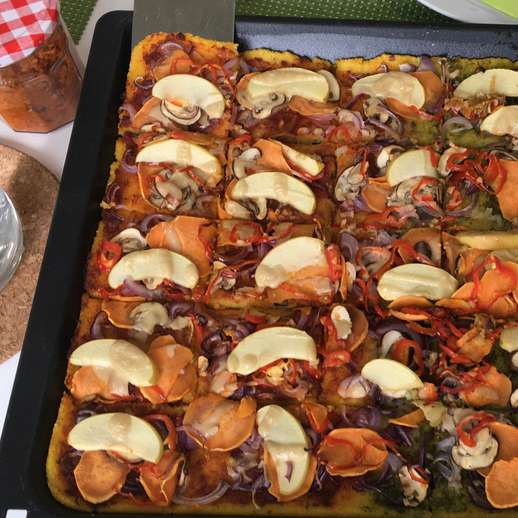 Schnell eine Pizza herstellen, das geht wunderbar mit Polenta. Probieren Sie es aus und Sie wollen nie mehr die Pizza mit Hefeteig als Boden.