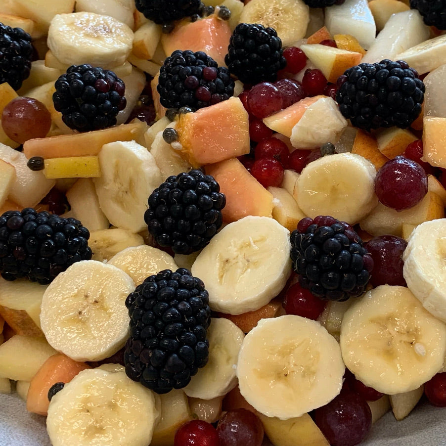 Hier ist ein Obstsalat mit Banane. Der perfekte Snack für Läufer.