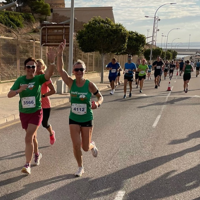 Gute Renneinteilung. Hier sind zwei Läuferinnen beim Marathon zu sehen, die sich ihre Kraft und Ausdauer gut einteilen.