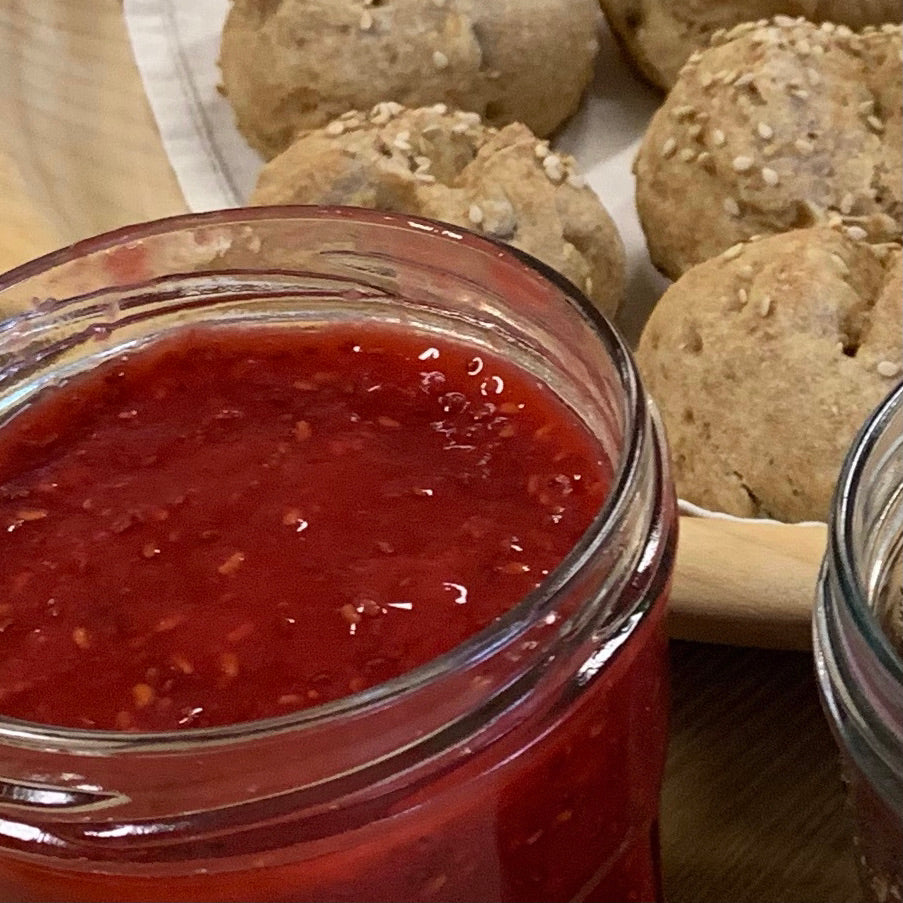 Hier ist eine rohköstliche Beerenmarmelade inklusive Rezept zusehen, aus der Vitality Kochschule.
