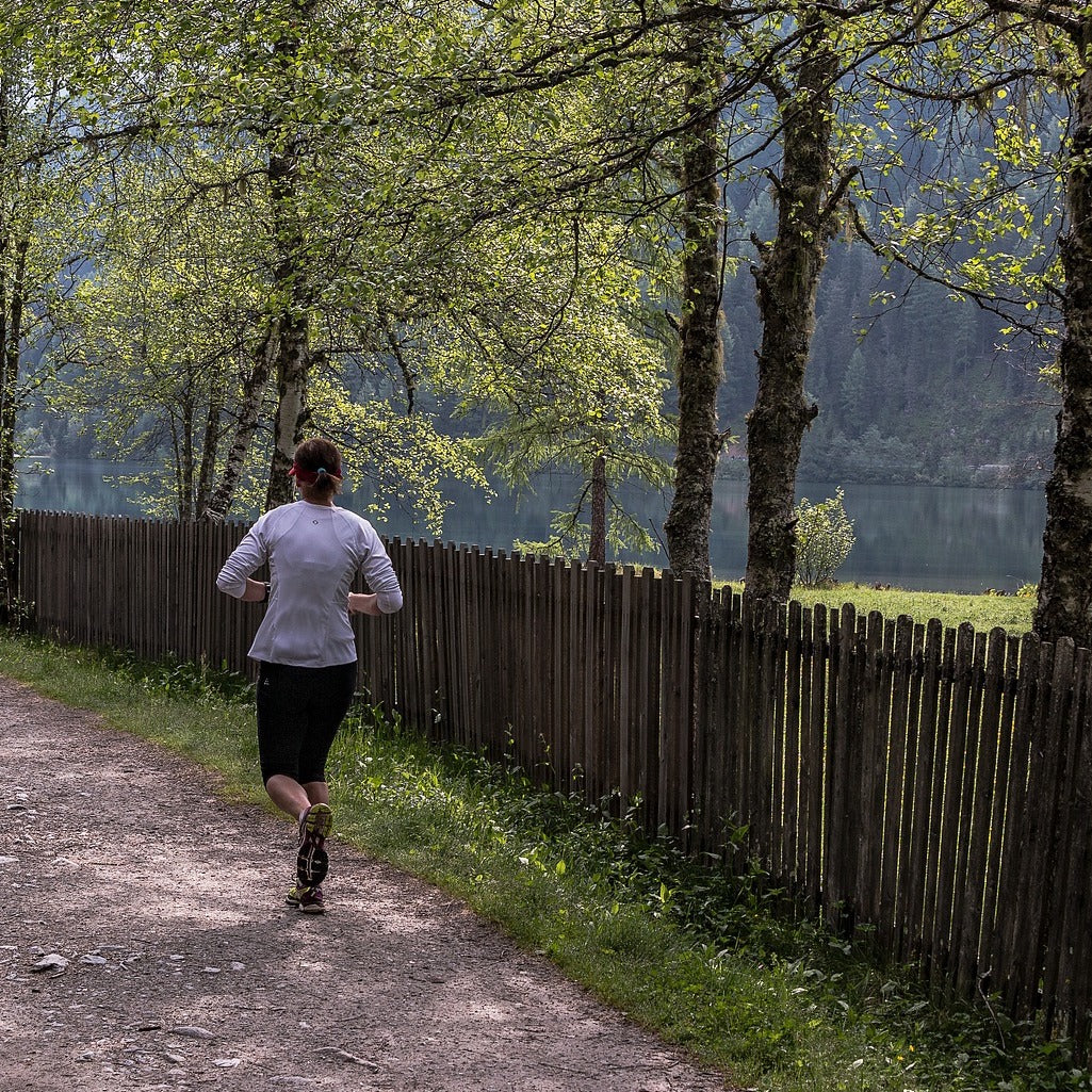Hier ist eine Läuferin zusehen, die nicht nur bezüglich ihres Trainings vom Laufen profitiert.