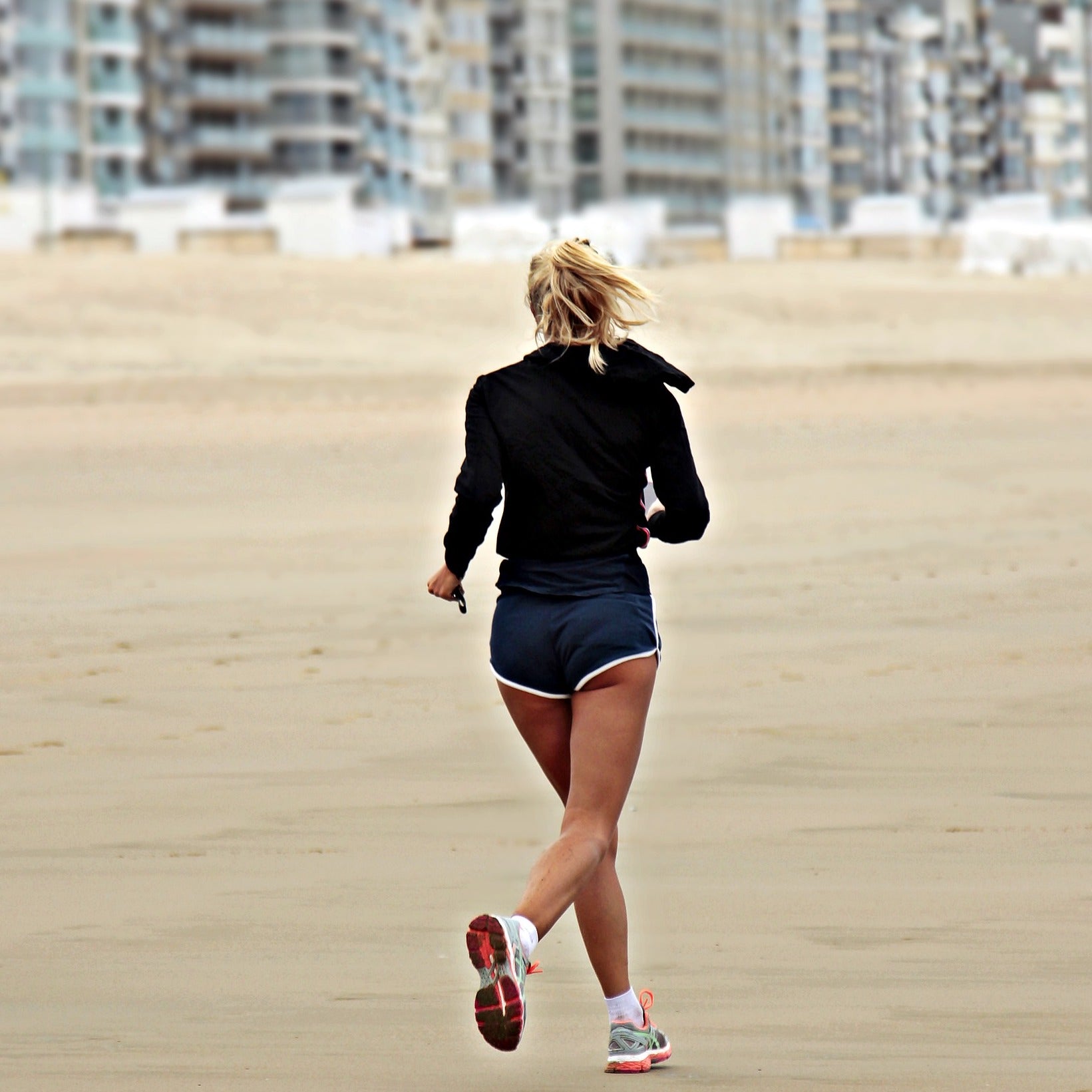 Hier ist eine Läuferin, die einen Super-Sauerstofflauf macht. Der Super-Sauerstofflauf (SSL) ist die Geheimwaffe der erfolgreichen Läufer und kann Regeneration oder Tempotraining bedeuten, wenn man den SSL richtig einzusetzen weiß.