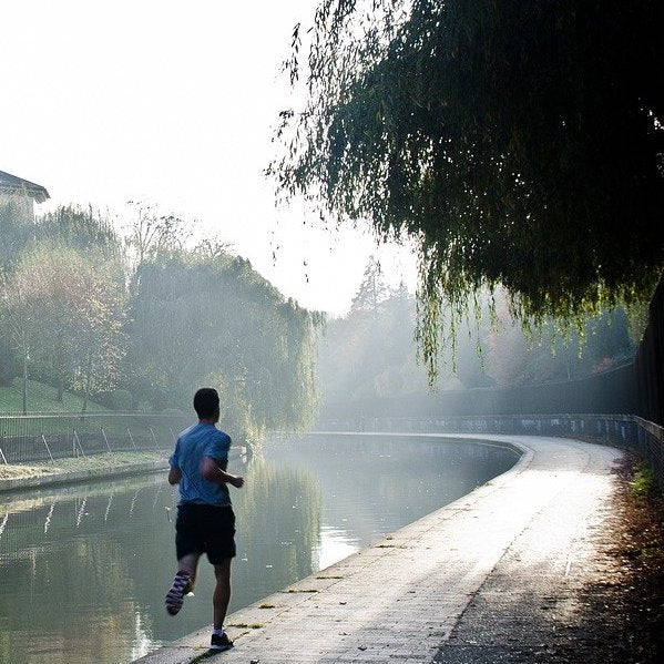 Ein Jogger hat noch mehr Motivation durch das Fahrtspiel mit Strava