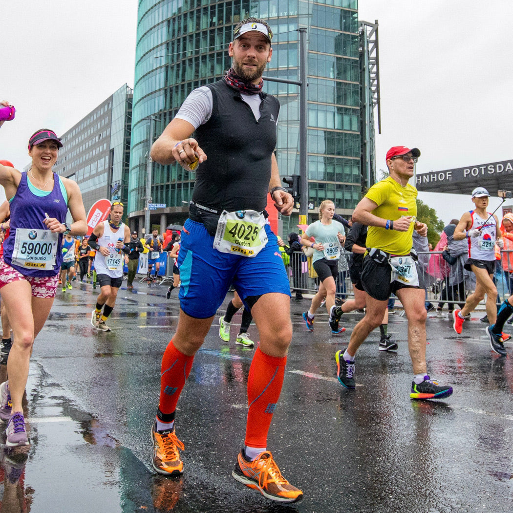 Hier macht ein Sportler ein 10-km-Wettkampf als Tempotraining in der Marathonvorbereitung.