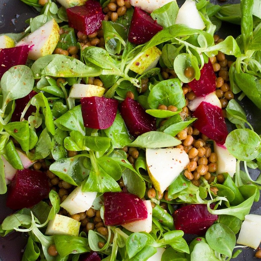 Hier ist ein frischer gesunder Salat zusehen. Sie sollten wissen, dass Vollwertkost die Verdauung stärkt.