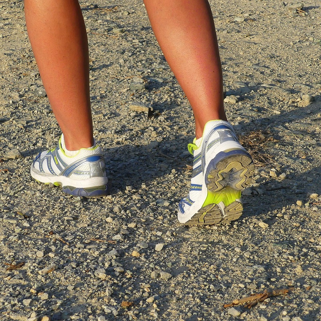 Hier ist ein Laufstil einen Joggers zu sehen. Der richtige Laufstil ist eines der meist kontrovers diskutierten Themen in der Laufszene.