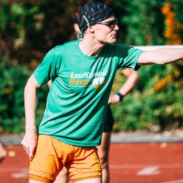 Andreas Butz als Laufcampus Trainer. Durch seine langjährige Erfahrung weiß er, warum man Fehler aufschreiben sollte.