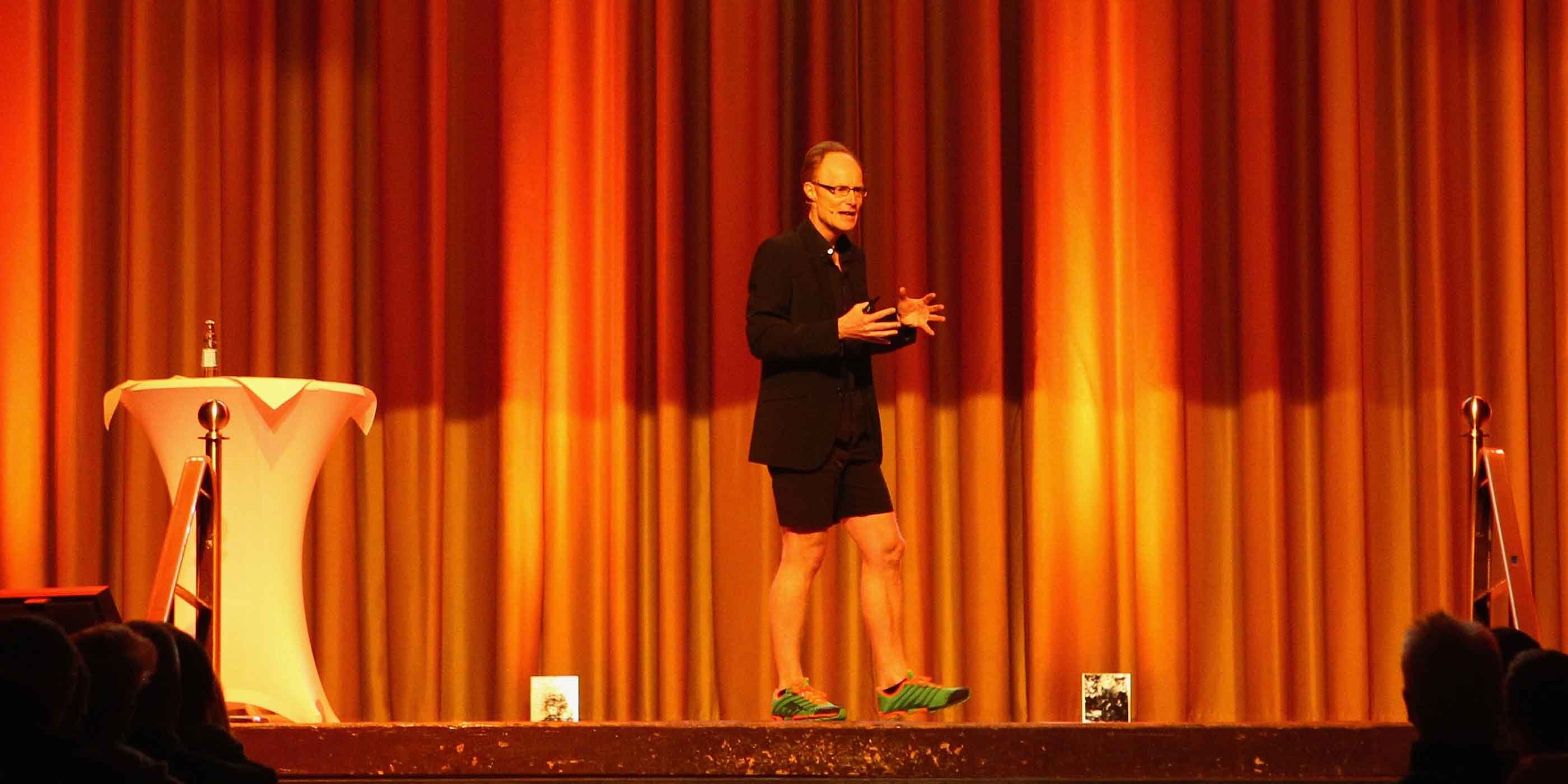 Andreas Butz ist Laufexperte, auf dem Bild zu sehen bei einem Vortrag im Sartory Saal Köln. Kaum ein Speaker schafft es so zu Bewegung, Sport, Laufen und Gesundheit zu motivieren wie er.