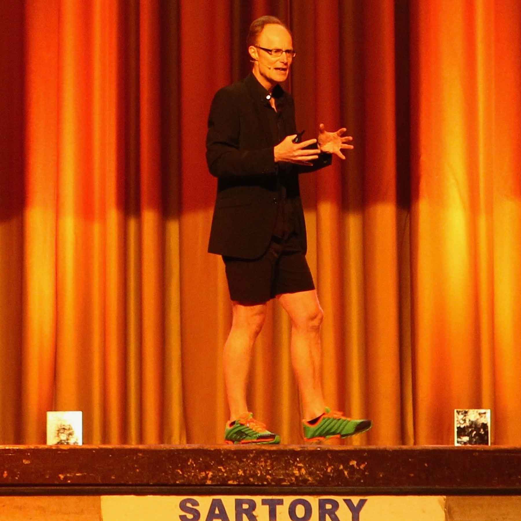 Andreas Butz ist Laufexperte, auf dem Bild zu sehen bei einem Vortrag im Sartory Saal Köln. Kaum ein Speaker schafft es so zu Bewegung, Sport, Laufen und Gesundheit zu motivieren wie er.