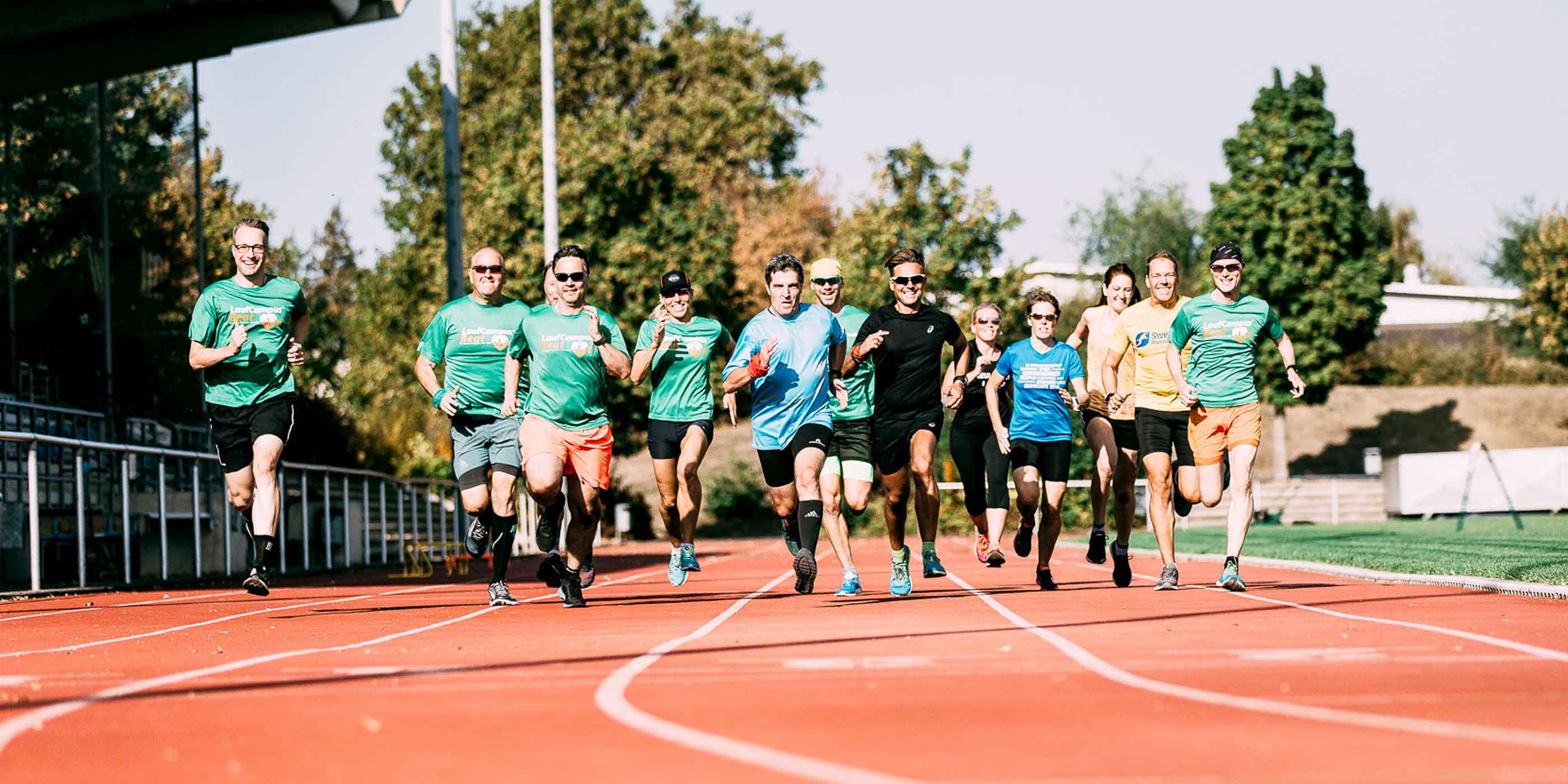 Laufkurse für Anfänger und Aufbaukurse finden mit dafür ausgebildeten Lauftrainern statt