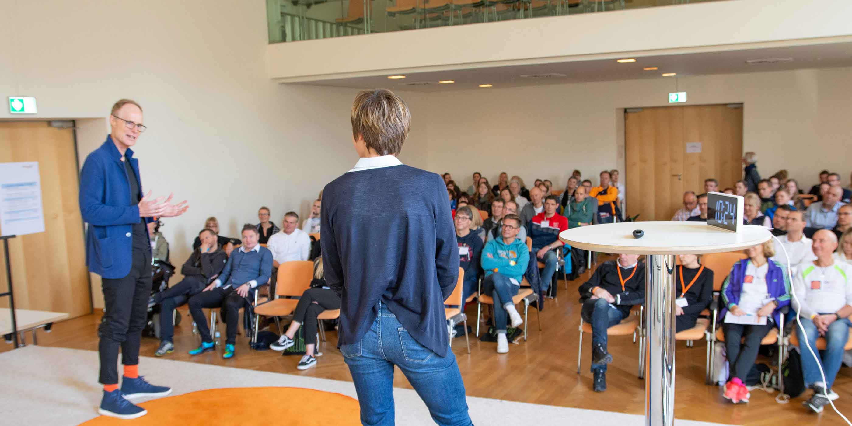 Andreas Butz mit einer Dozentin im Gespräch anlässlich der Laufcampus Trainertagung, dem jährlichen Treffen der Lauftrainer Szene in Deutschland