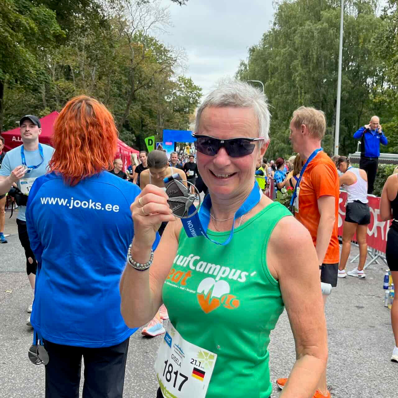Gisela mit der Marathonmedaille Tallinn