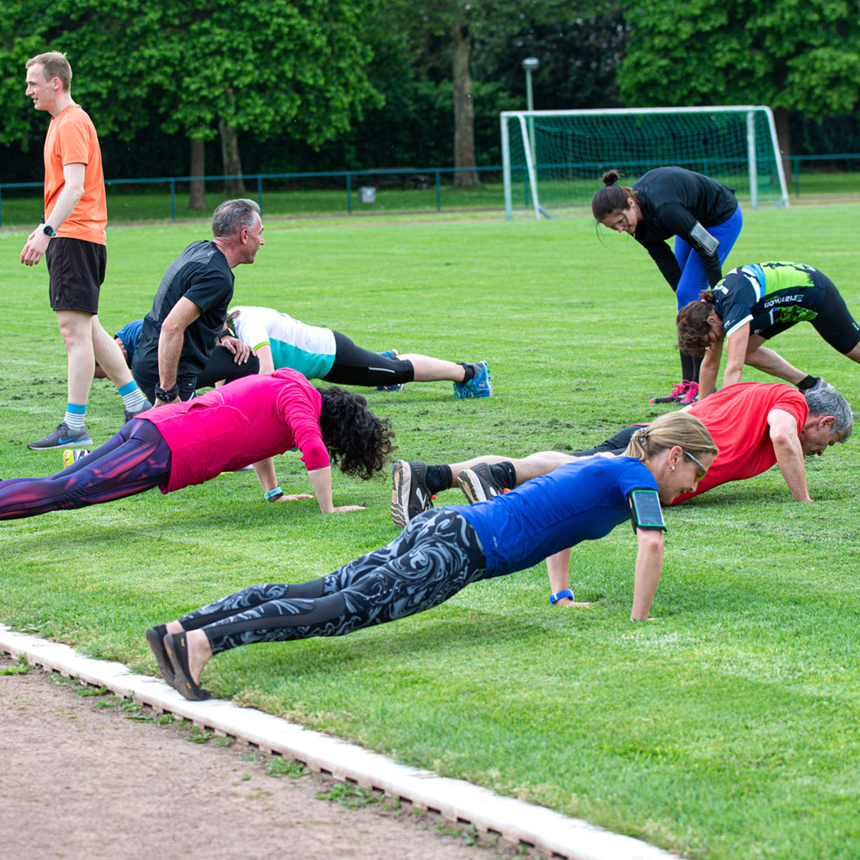 Freiwillige Liegestütze in den Gehpausen beim Intervalltraining